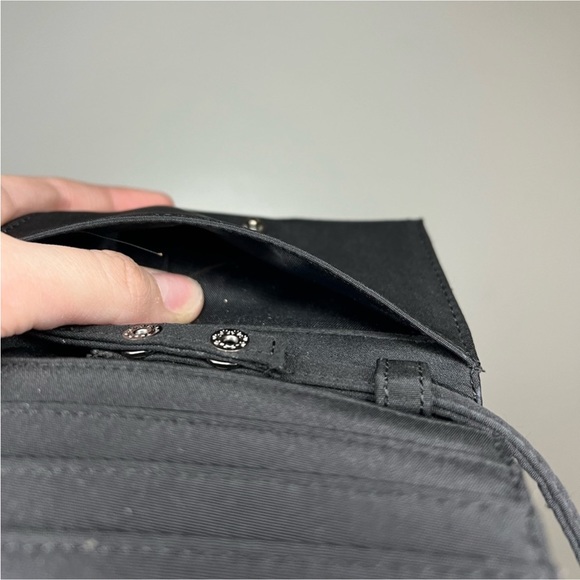 Sold Guess Wallet on the chain - Picture 6 of 11